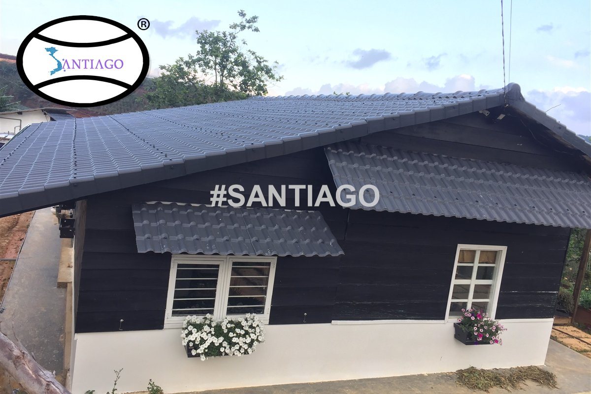 Mái ngói nhựa xám và mái hiên nhỏ trên cửa sổ nhà gỗ Đà Lạt