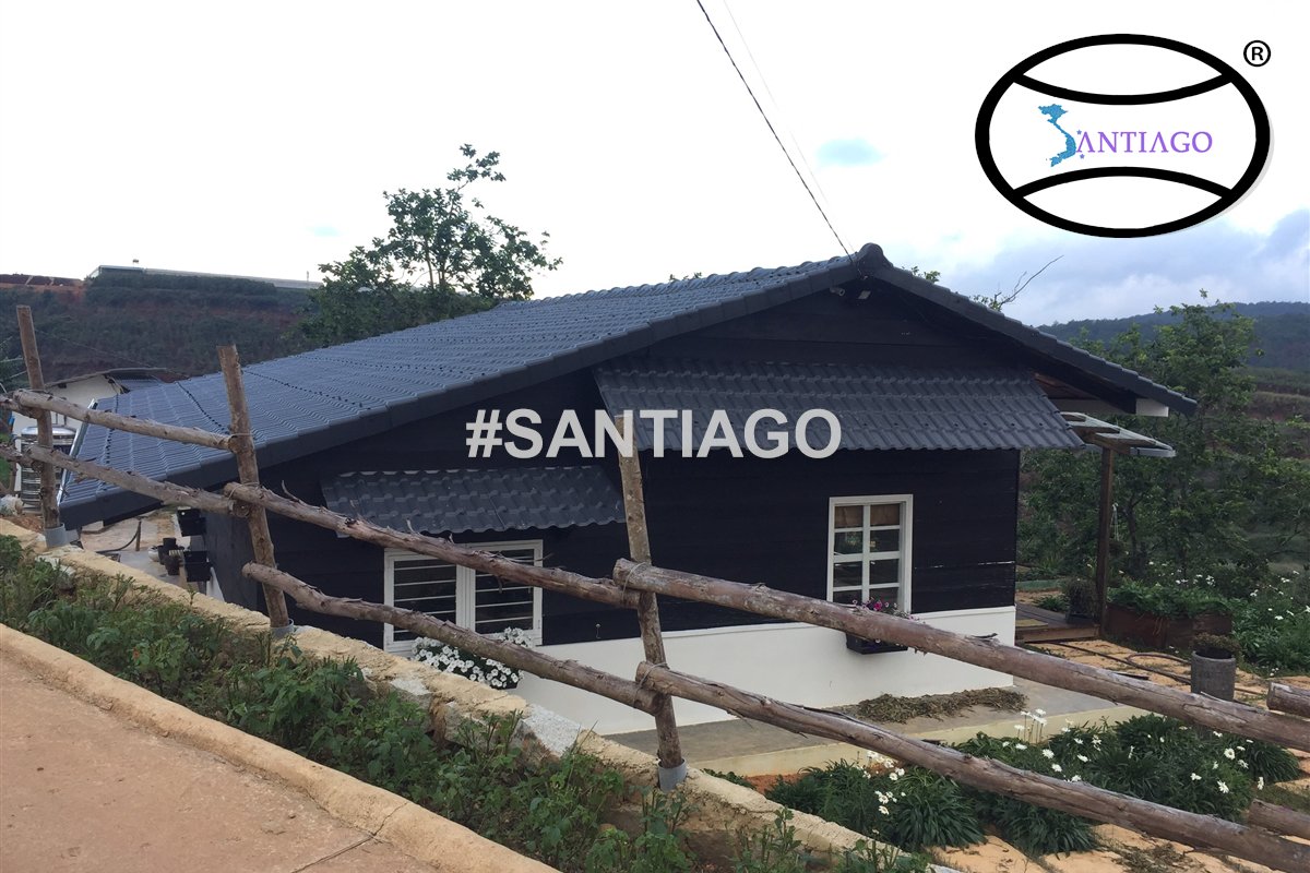 Nhà gỗ Đà Lạt mái ngói xám nhìn từ con đường dốc