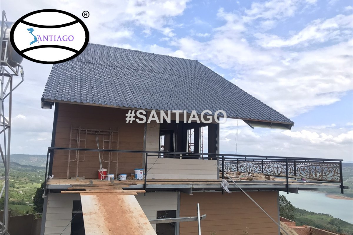 Nhà hai tầng ở Di Linh lợp ngói nhựa xám, ban công nhìn ra mặt nước