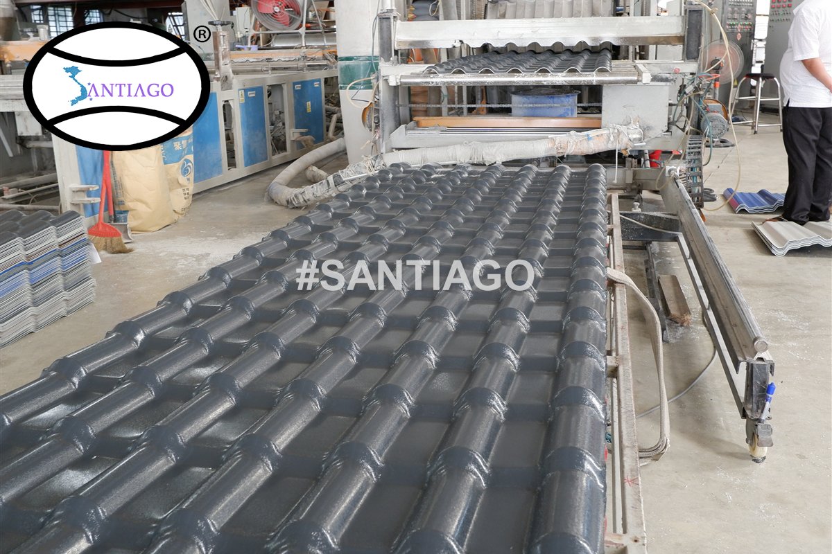 Tấm ngói nhựa xám trên dây chuyền tại nhà máy