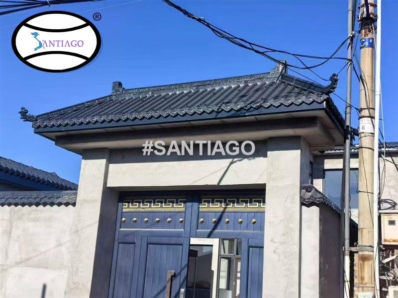 Cổng nhà lợp ngói nhựa âm dương xám đen, hai đầu nóc có đuôi rồng