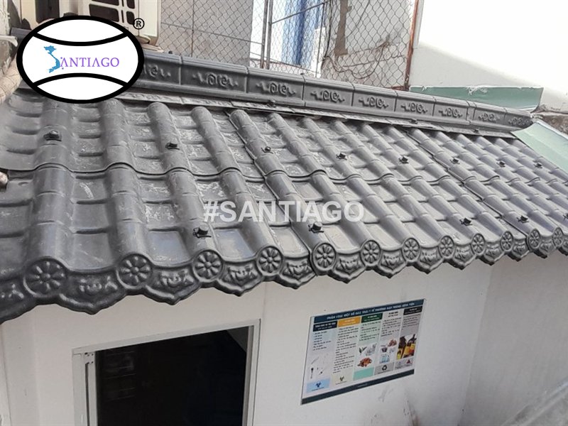 Mái hiên lợp ngói nhựa âm dương màu xám đen trên tường nhà màu trắng