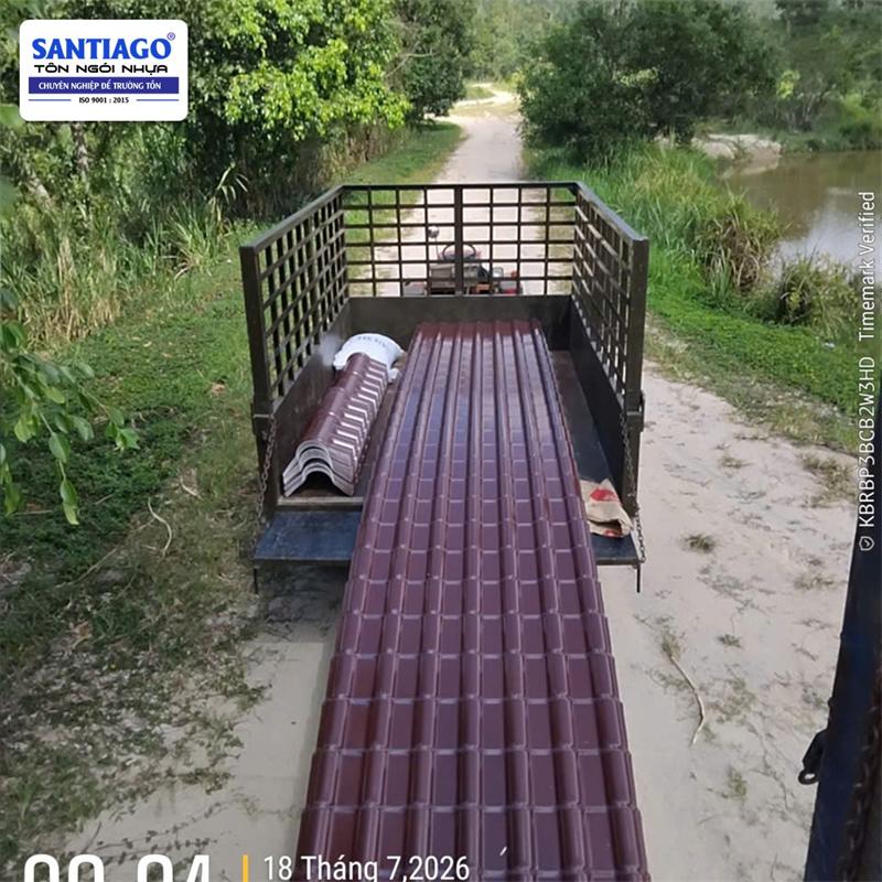 Ngói nhựa màu đỏ đô Santiago giao tới công trình