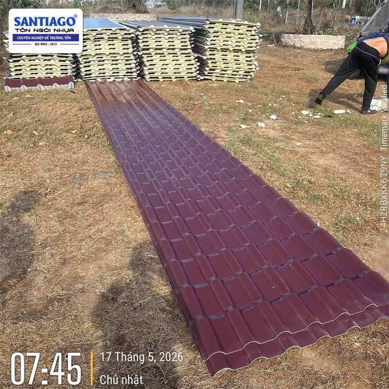 Ngói nhựa màu đỏ đô Santiago giao tới công trình