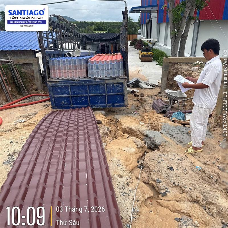 Ngói nhựa màu đỏ đô Santiago giao tới công trình