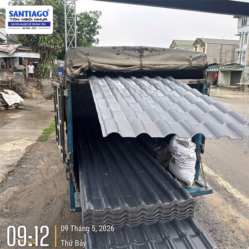 Ngói nhựa màu xám Santiago giao tới công trình