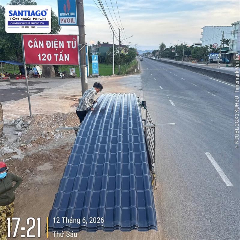 Ngói nhựa màu xanh dương Santiago giao tới công trình
