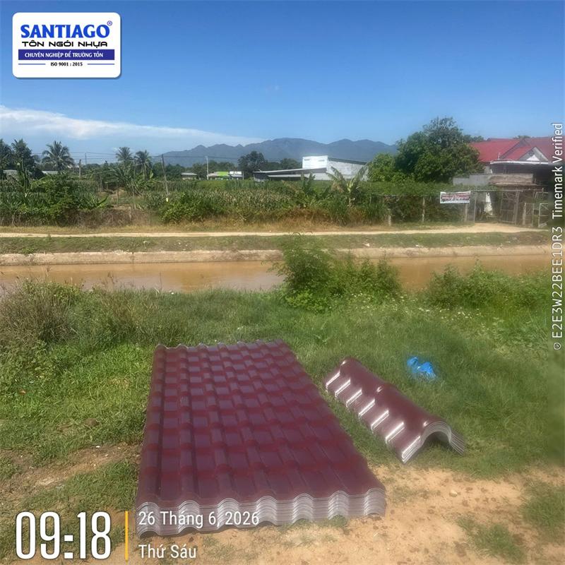 Ngói nhựa màu đỏ đô Santiago giao tới công trình