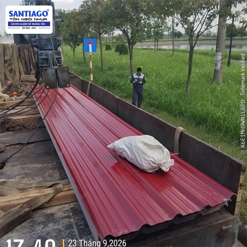 Ngói nhựa màu đỏ đô Santiago giao tới công trình