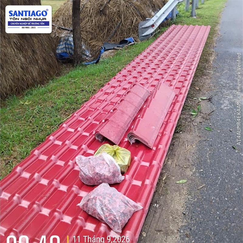 Ngói nhựa màu đỏ Santiago giao tới công trình