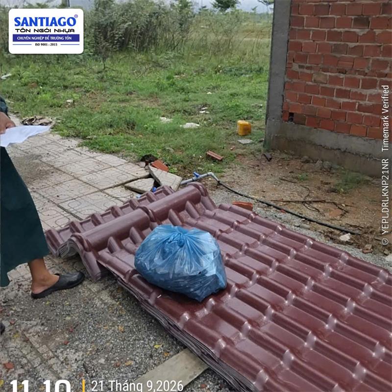 Ngói nhựa màu đỏ đô Santiago giao tới công trình