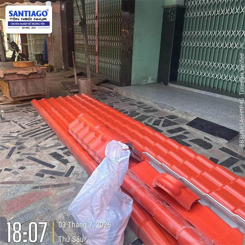 Ngói nhựa màu đỏ Santiago giao tới công trình