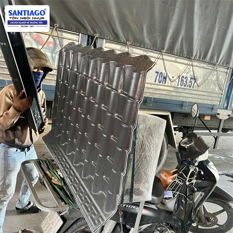Ngói nhựa Santiago giao tới công trình