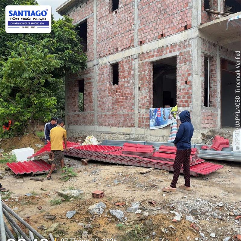 Ngói nhựa màu đỏ Santiago giao tới công trình