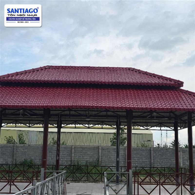 Ngói nhựa màu đỏ đô Santiago tại kho