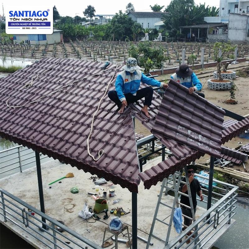 Ngói nhựa màu đỏ đô Santiago tại kho
