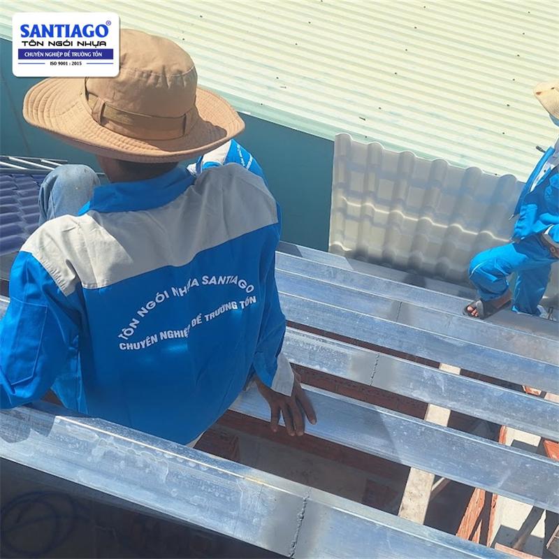 Ngói nhựa màu xanh dương tại nhà máy Santiago