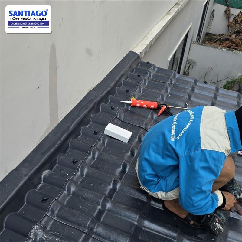 Ngói nhựa màu xám tại nhà máy Santiago