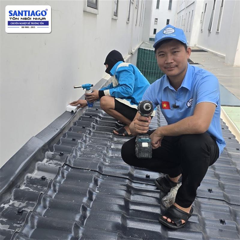 Ngói nhựa màu xám tại nhà máy Santiago