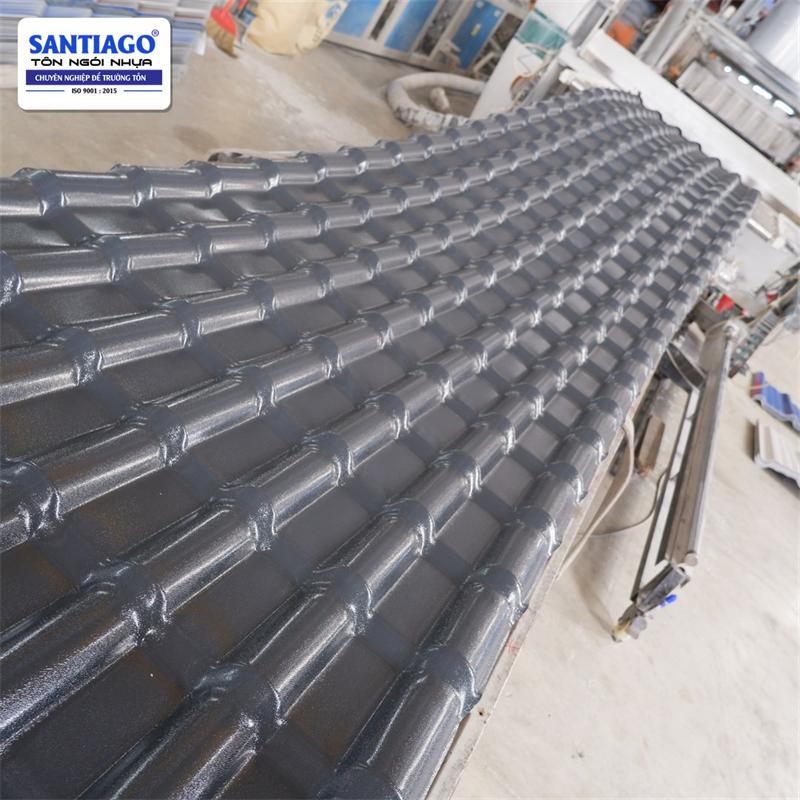 Ngói nhựa màu xám tại nhà máy Santiago