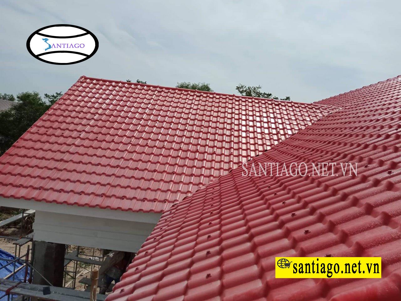 Nhà lợp ngói nhựa màu đỏ