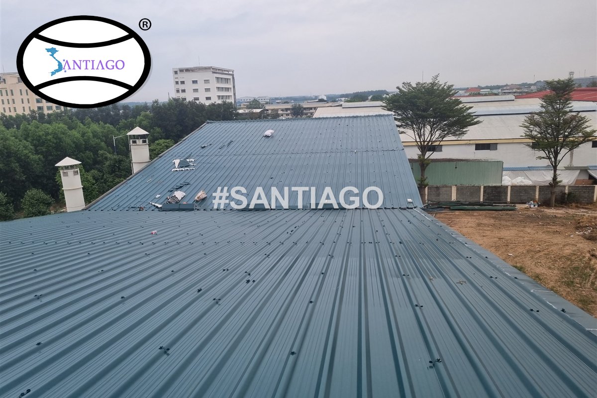 Mặt mái nhà xưởng lợp tôn nhựa sóng vuông xanh nhìn từ trên cao