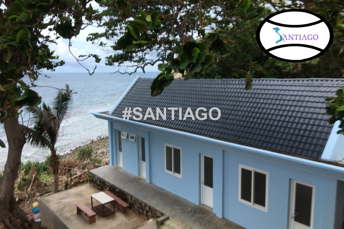 Nhà lợp ngói nhựa xám sát mép biển
