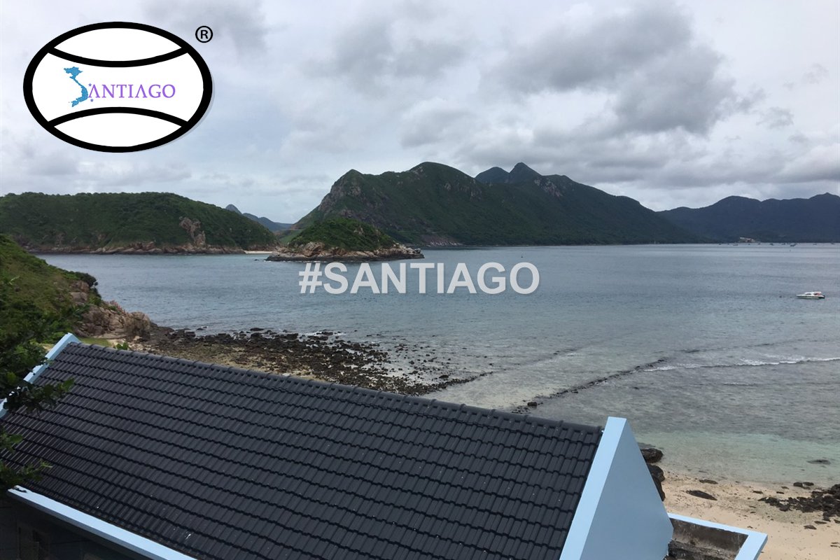 Mái ngói nhựa xám nhìn ra biển và đảo