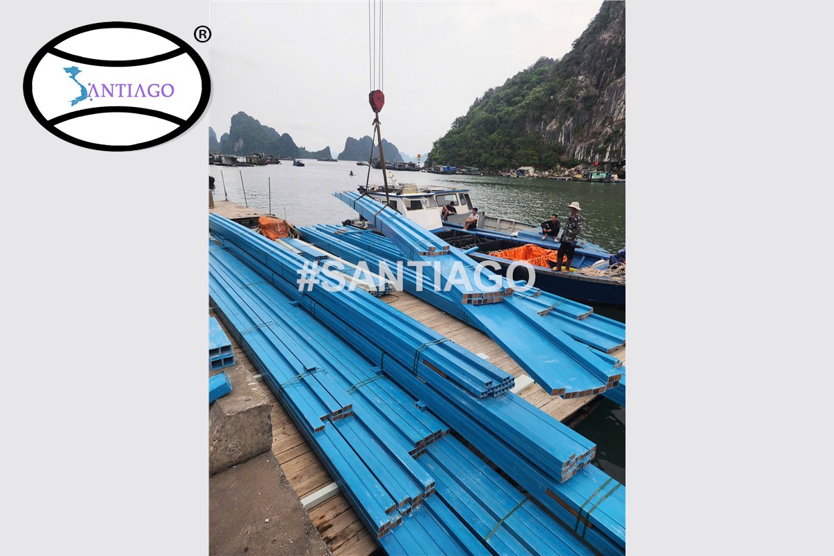 Xà gồ composite màu xanh chở bằng thuyền ra đảo