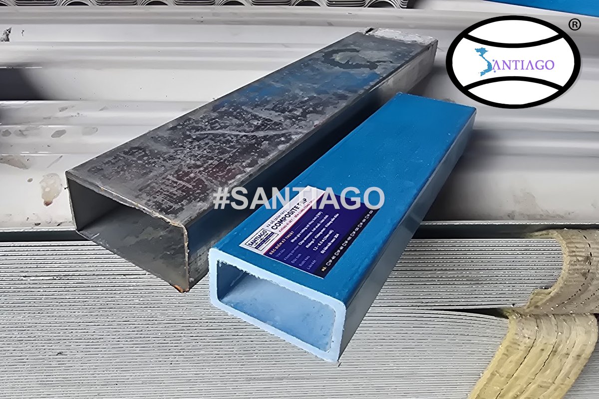 Thép hộp đã rỉ đặt cạnh xà gồ composite xanh