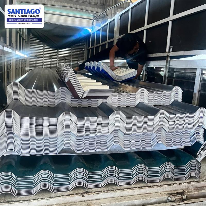 Xe nhận hàng tại nhà máy Santiago