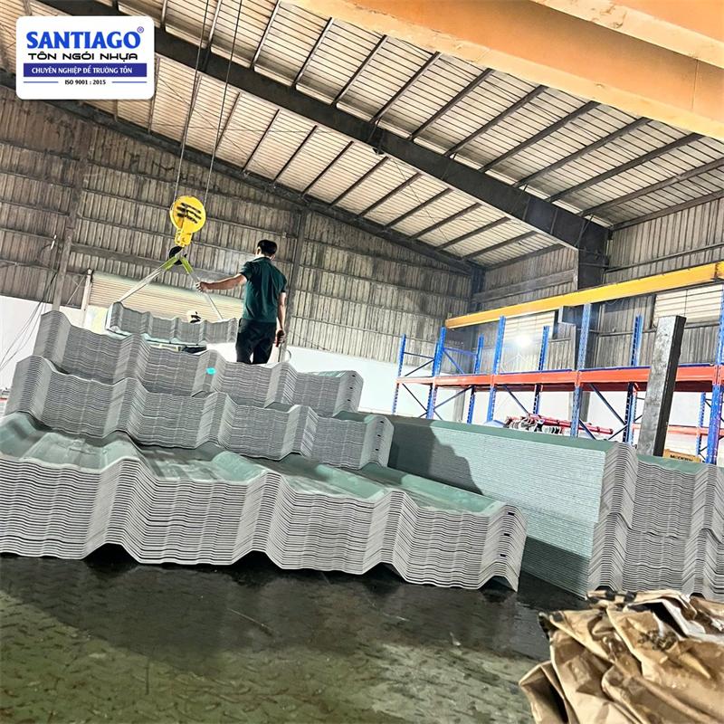 Xe nhận hàng tại nhà máy Santiago
