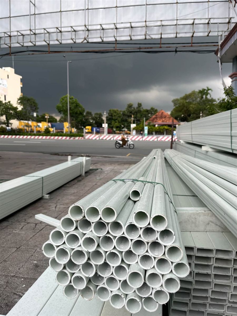 Bó ống composite tròn phi 34 tại bãi trước khi giao cho trại tôm