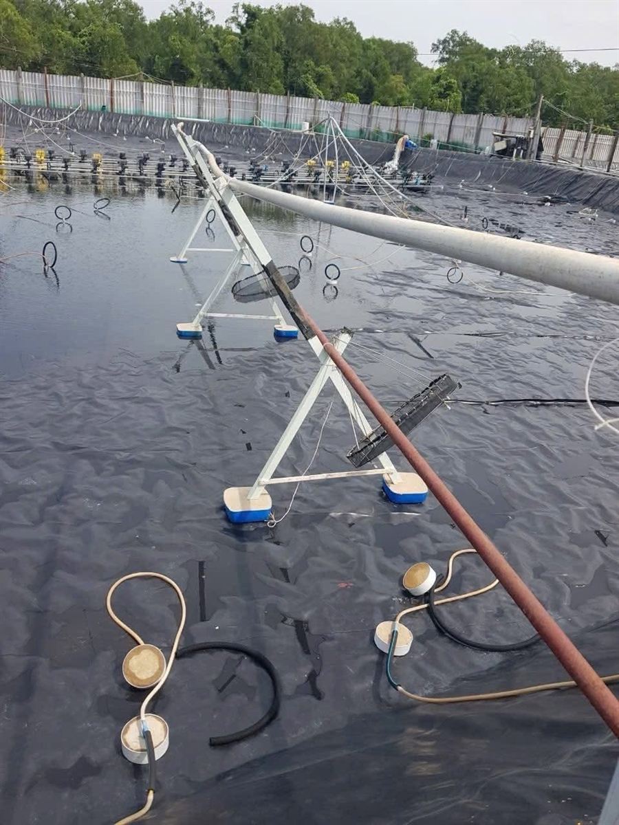 Giá đỡ ống sục khí composite trong ao tôm lót bạt
