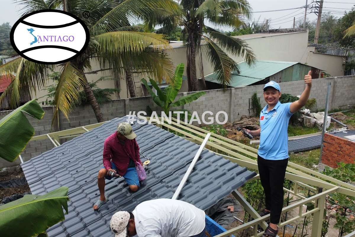 Thợ lợp ngói nhựa xám trên khung thép mới