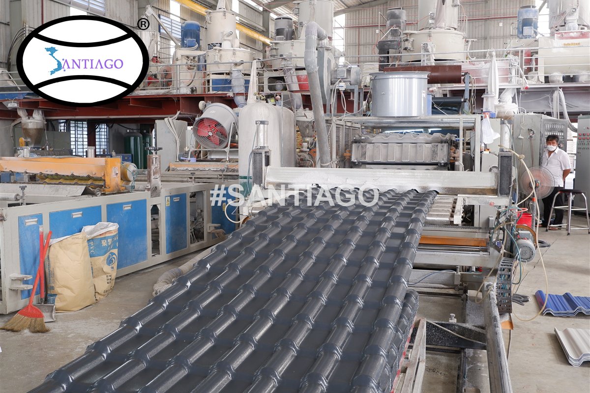 Tấm ngói nhựa xám trên dây chuyền tại nhà máy Santiago