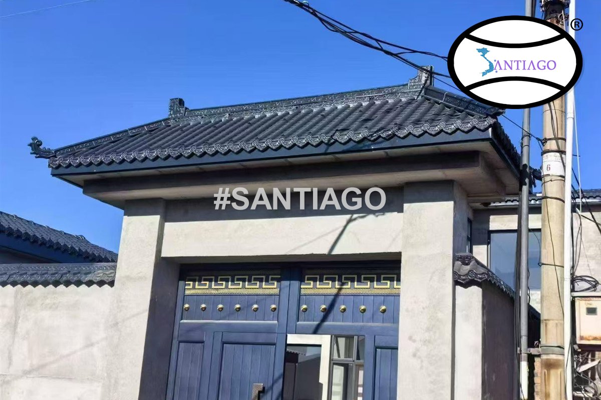 Cổng nhà lợp ngói nhựa âm dương màu xám đen, đầu nóc có đuôi rồng