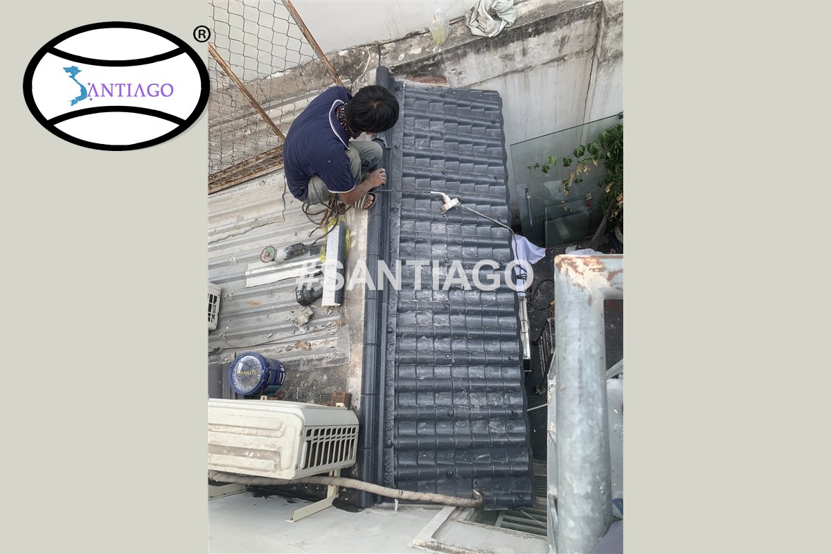 Thợ đặt tấm ngói nhựa âm dương xám trước khi lợp