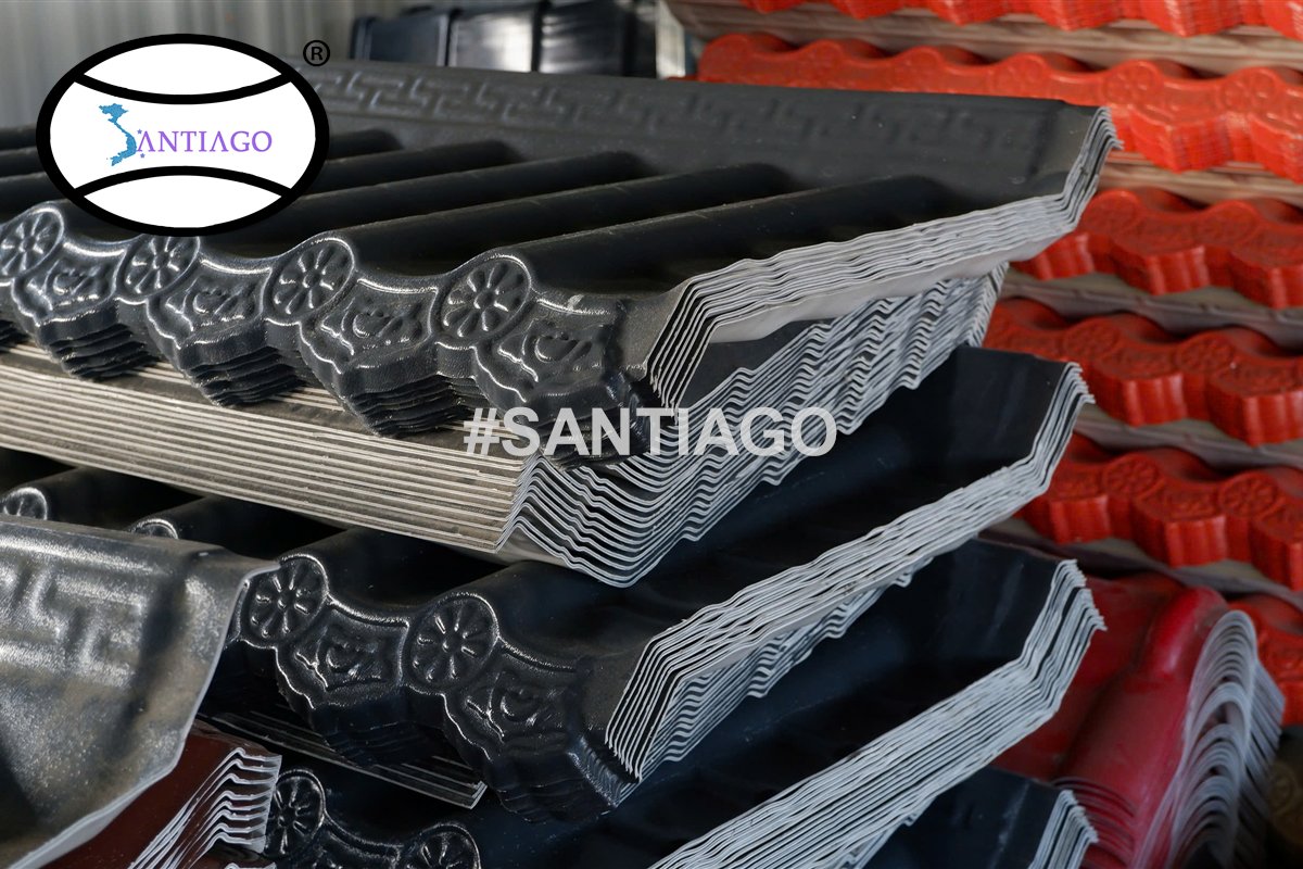 Tấm ngói nhựa âm dương xám xếp chồng tại kho Santiago