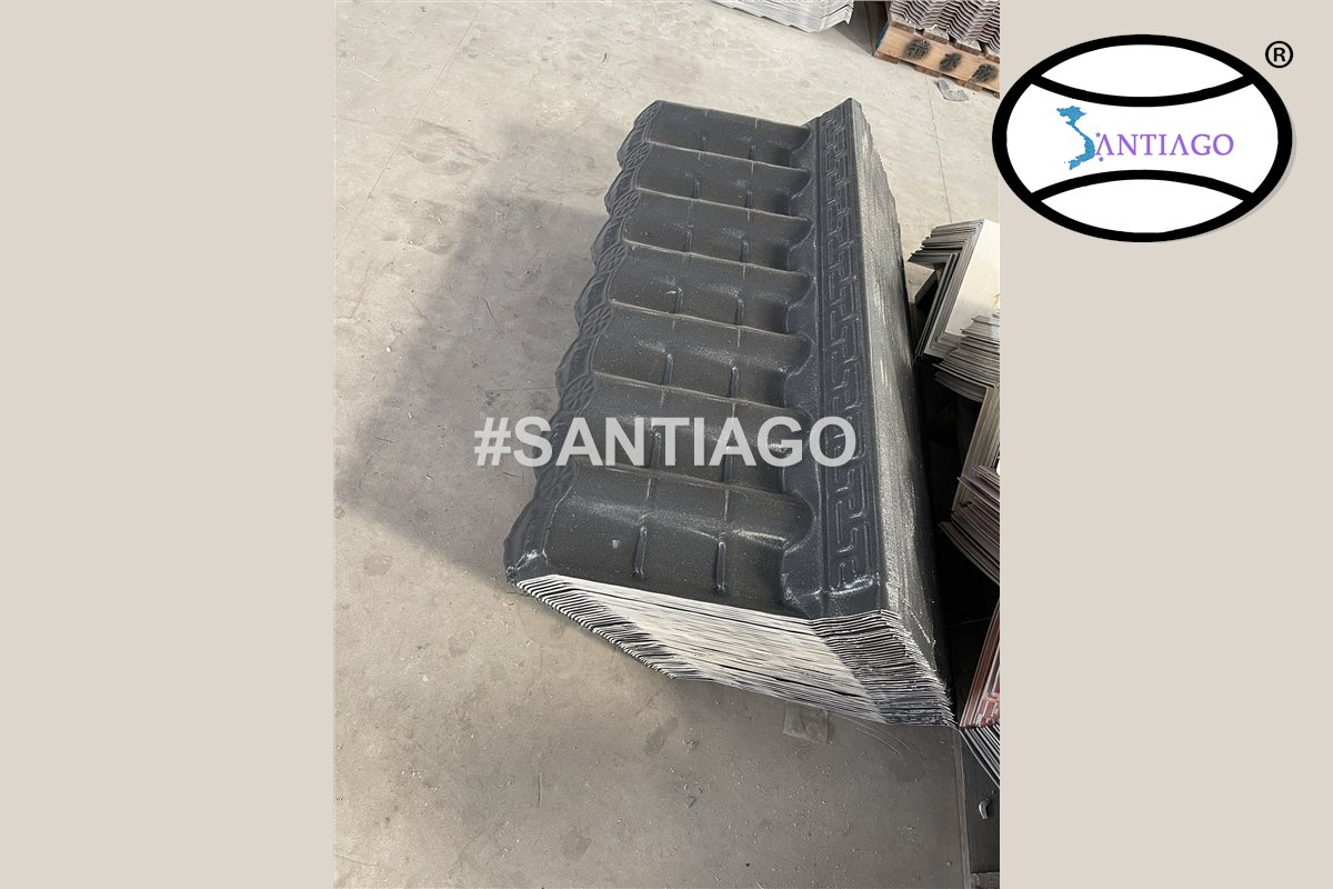 Một tấm ngói nhựa âm dương màu xám đen đặt trên sàn