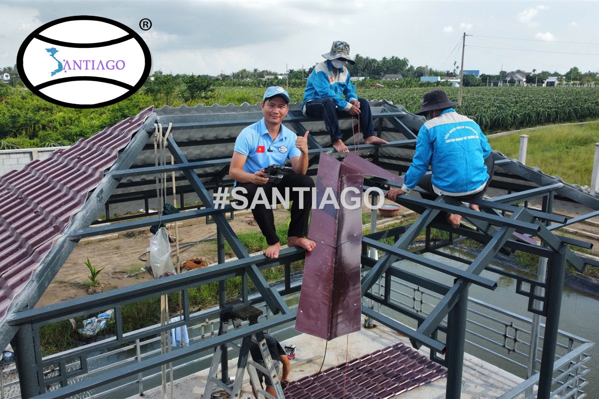 Đội thợ Santiago lắp tôn nhựa giả ngói lên khung mái