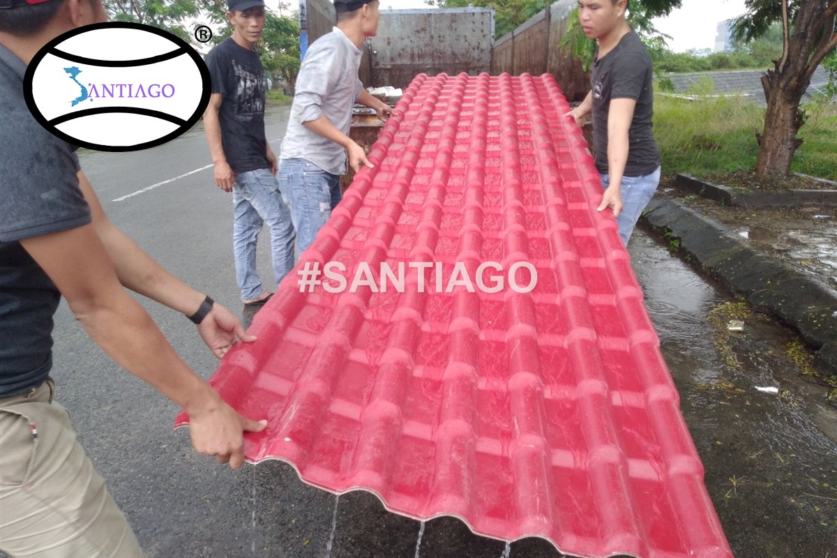 Thợ khiêng tấm ngói nhựa đỏ trước khi lợp