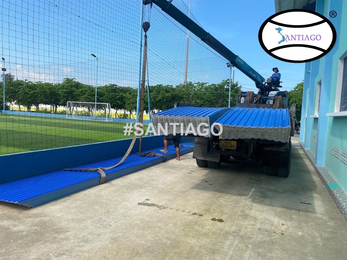 Xe tải giao tôn nhựa Santiago tới công trình