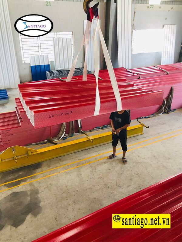 Dây vải kết hợp cần trục đưa tôn nhựa ASA PVC 5 sóng lên xe
