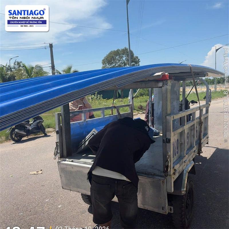 Tôn nhựa màu xanh dương Santiago giao tới công trình