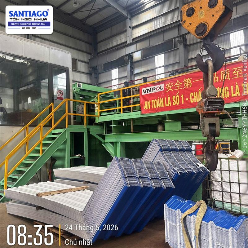 Tôn nhựa màu xanh dương Santiago giao tới công trình