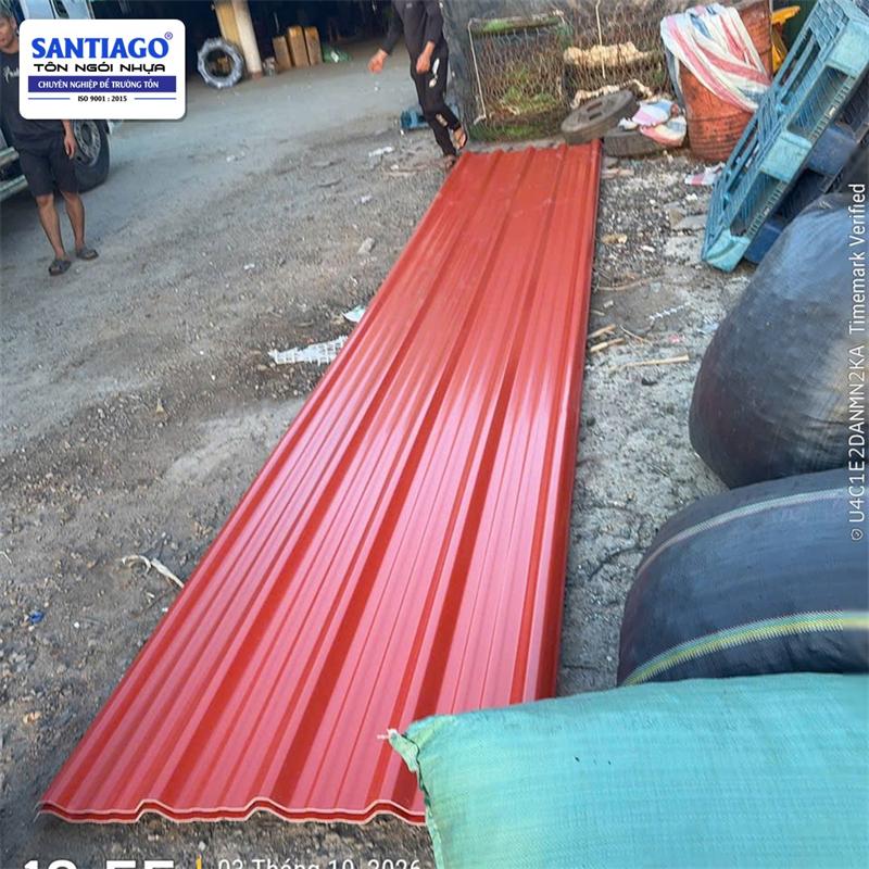 Tôn nhựa màu đỏ Santiago giao tới công trình