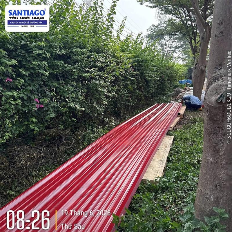 Tôn nhựa màu đỏ Santiago giao tới công trình