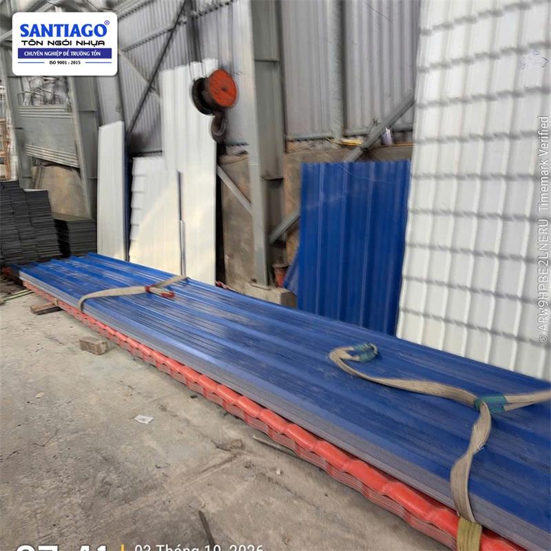 Tôn nhựa màu xanh dương Santiago giao tới công trình