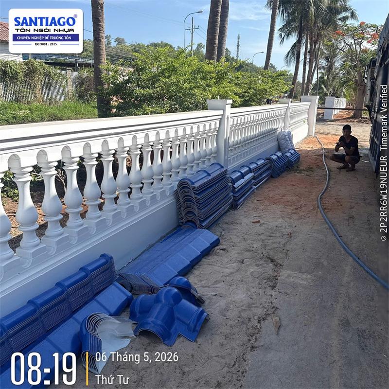 Tôn nhựa màu xanh dương Santiago giao tới công trình